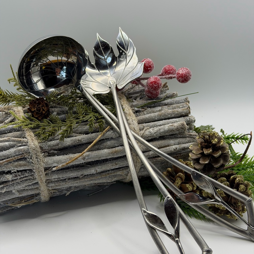 Elegant Silver Leaf Handle Serveware Set - Picture 8 of 12